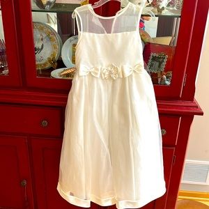 IVORY elegant formal little girls dress. With Satin ribbing and tule . Sz 4